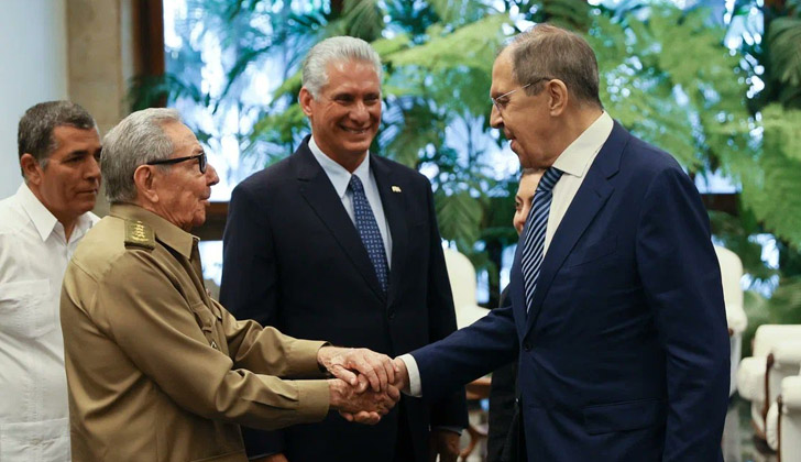 De izquierda a derecha, Raúl Castro, Miguel Díaz-Canel y Sergei Lavrov.