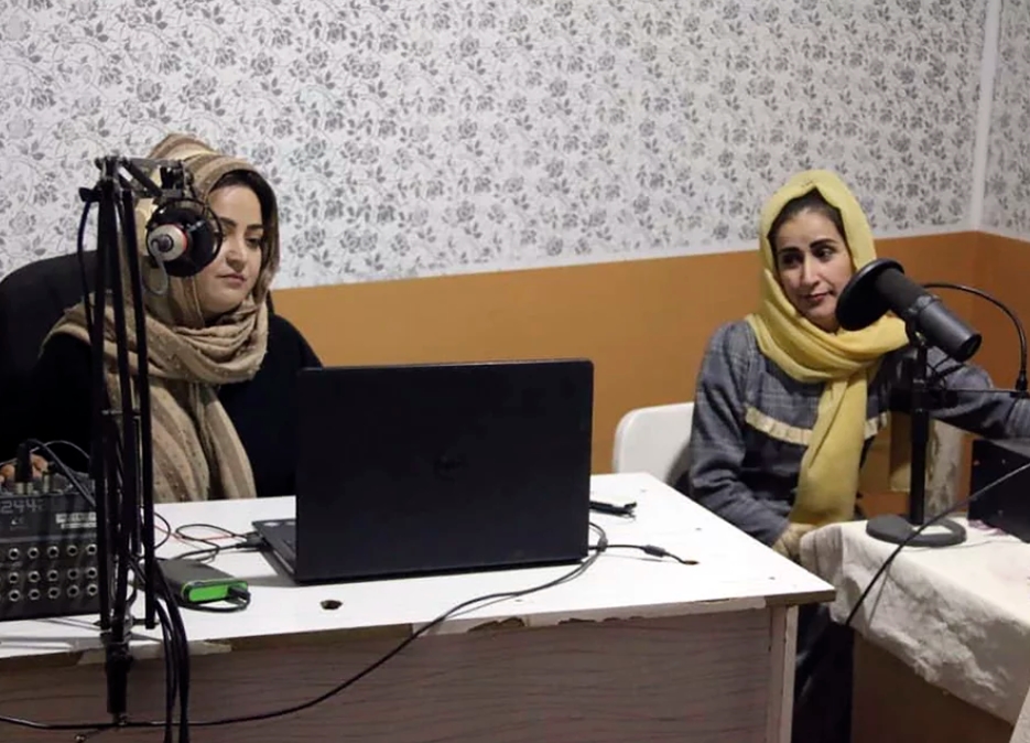 radio mujeres afganistá cerrada por talibanes