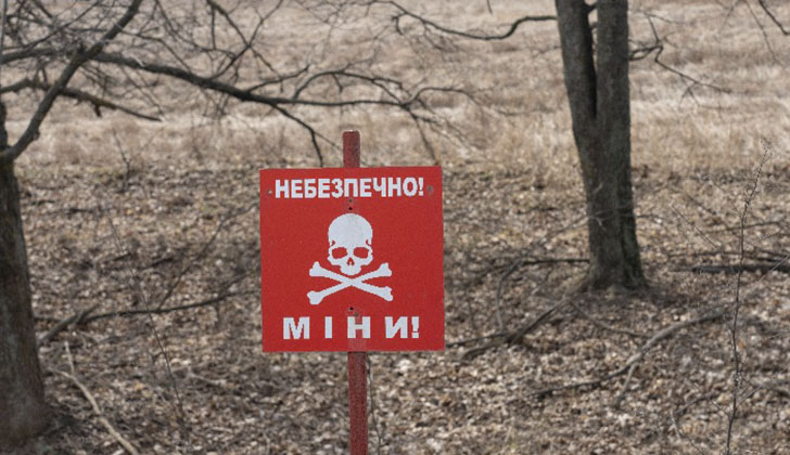 Las señales de advertencia de minas se están volviendo cada vez más comunes en Ucrania debido a la guerra. El país es ahora uno de los más contaminados por minas en el mundo, privando a los niños de espacios seguros y poniendo sus vidas en riesgo. 