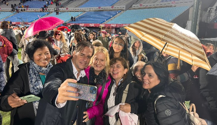 Lacalle Pou took the opportunity to take photos with followers. 