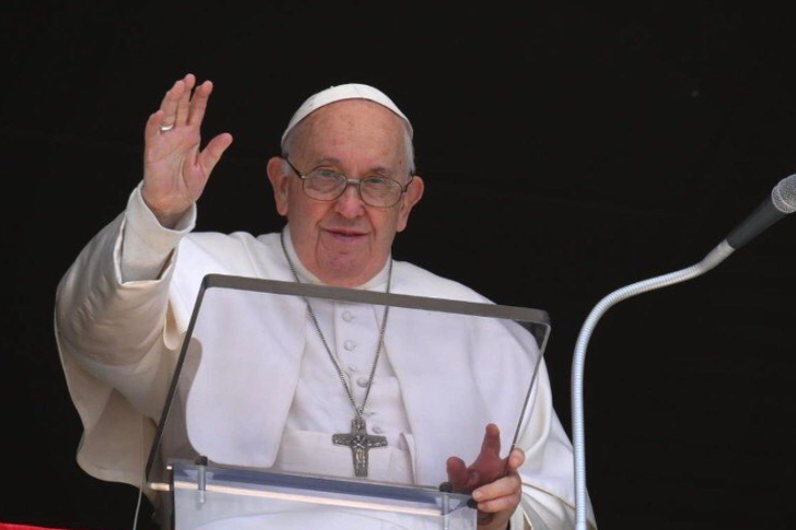 El papa Francisco saludando a sus feligreses en la Plaza de San Pedro, en el Vaticano. 