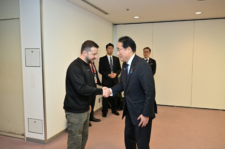 Volodímir Zelenski saludando a Fumio Kishida, primer ministro de Japón durante su visita a la cumbre del G7.