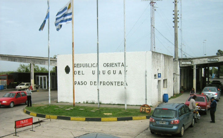Paso fronterizo entre Uruguay y Argentina, por el puente General Artigas, que conecta Paysandú y Colón.