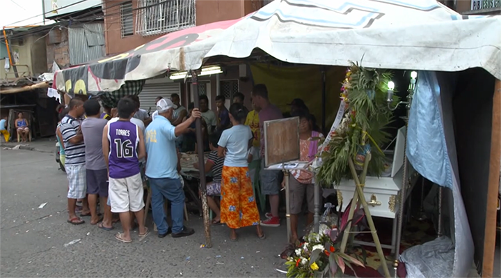 Pequeño mercado en el cementerio de Manila, Filipinas.