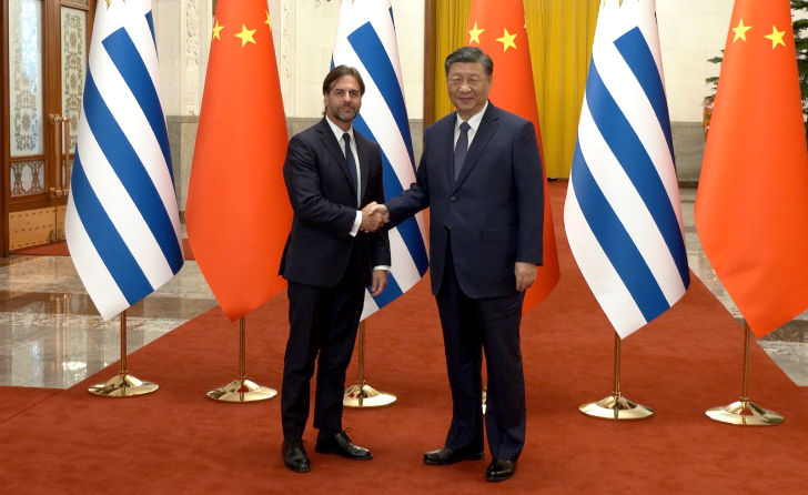 Luis Lacalle Pou en visita oficial a China, saludándose con el mandatario del país, Xi Jinping. 