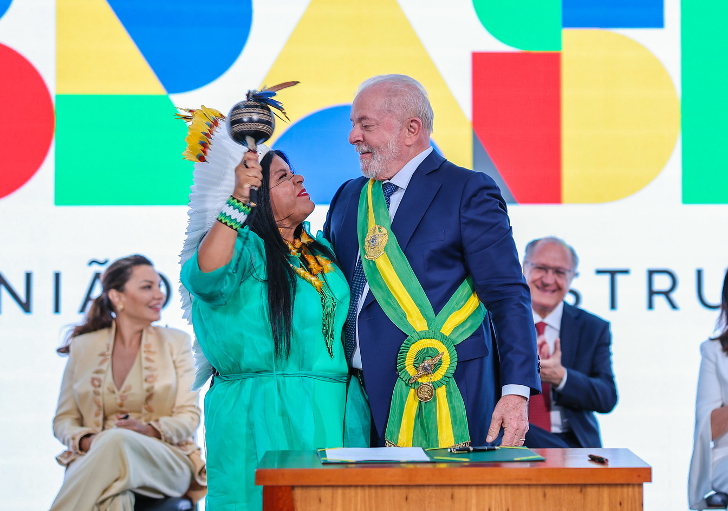 Sônia Guajajara junto a Luiz Inázio 'Lula' Da Silva