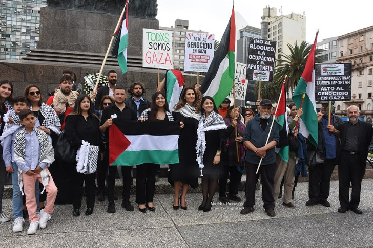 Nadya Rasheed (centro, de negro) en una manifestación frente a la Torre Ejecutiva contra la guerra israelí en Gaza. 