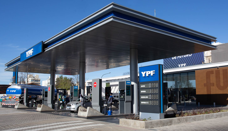 Una estación YPF en La Plata, Argentina. 