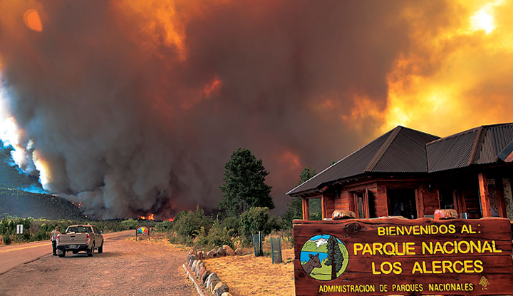 El parque natural Los Alerces en la patagonia argentina en llamas. Imagen de Mendoza Post.