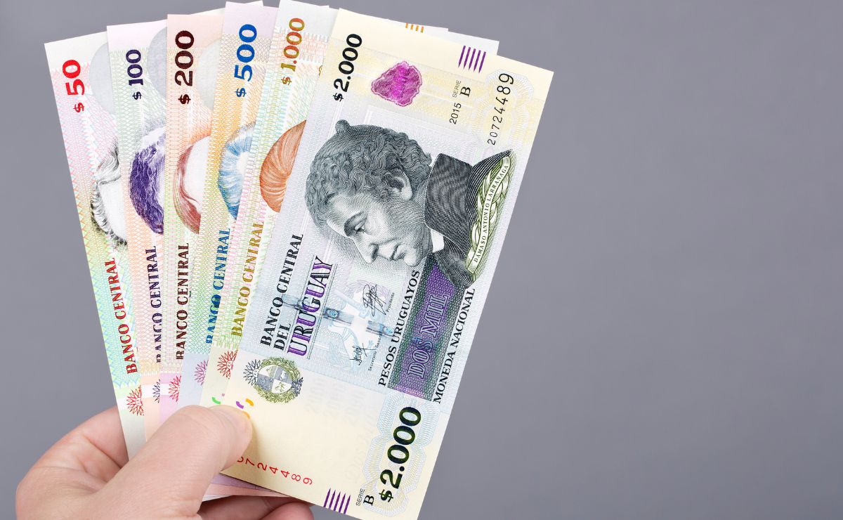 pesos uruguayos efectivo