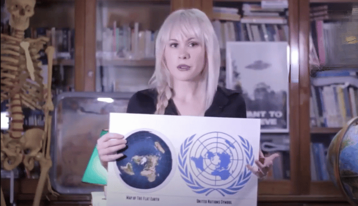 Lilia Lemoine sostiene un “mapa” de la Tierra plana. 