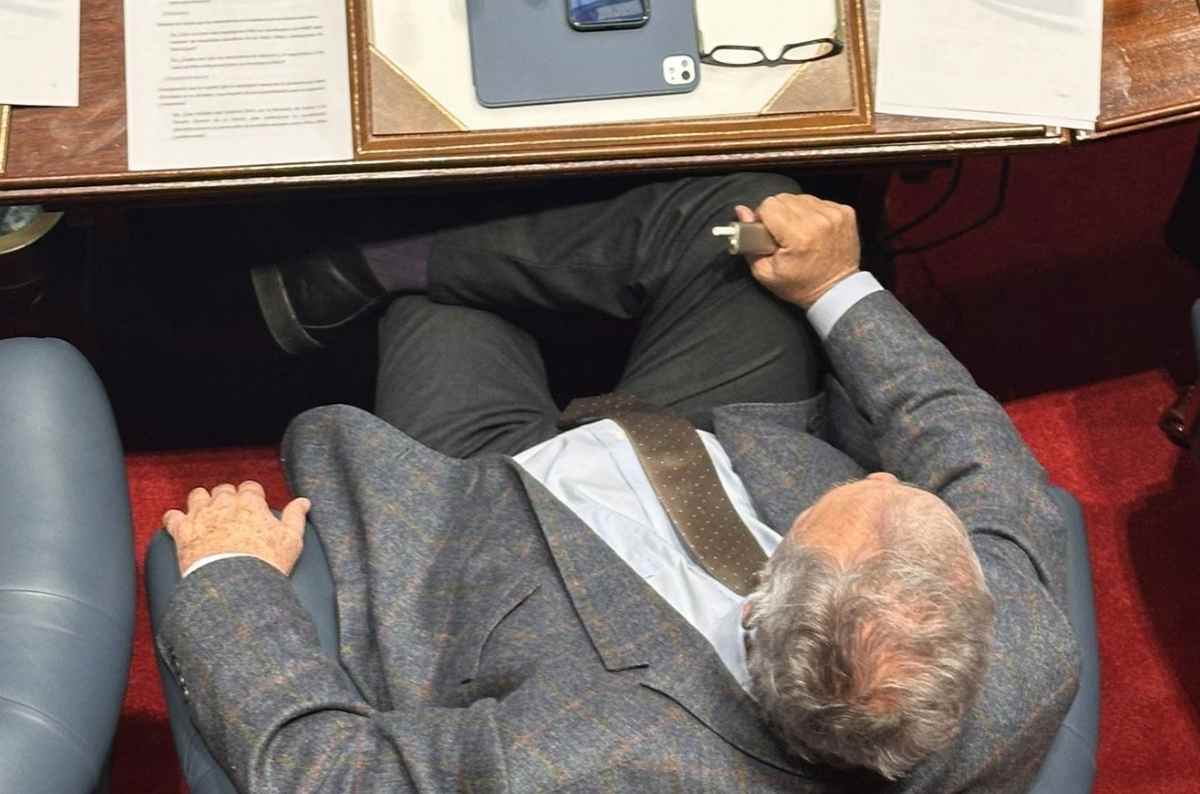 MSP fined the Senate because Heber smokes his vape: Who should pay? Photo shared on X.com by @alftuitea