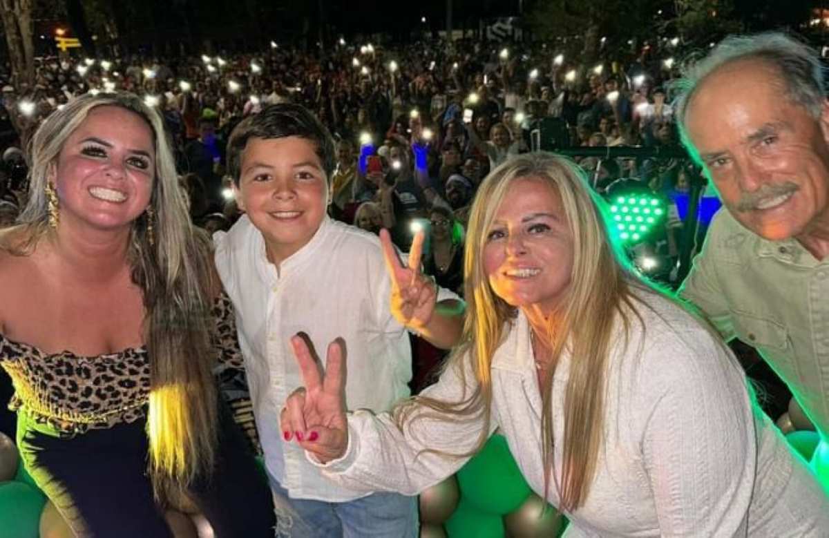 Former PN deputy Valentina dos Santos celebrated her birthday with Miriam Britos as a musical star Vakentina dos Santos with her family celebrating her 40th birthday in Artigas. Dozens of people accompanied her at the celebration.