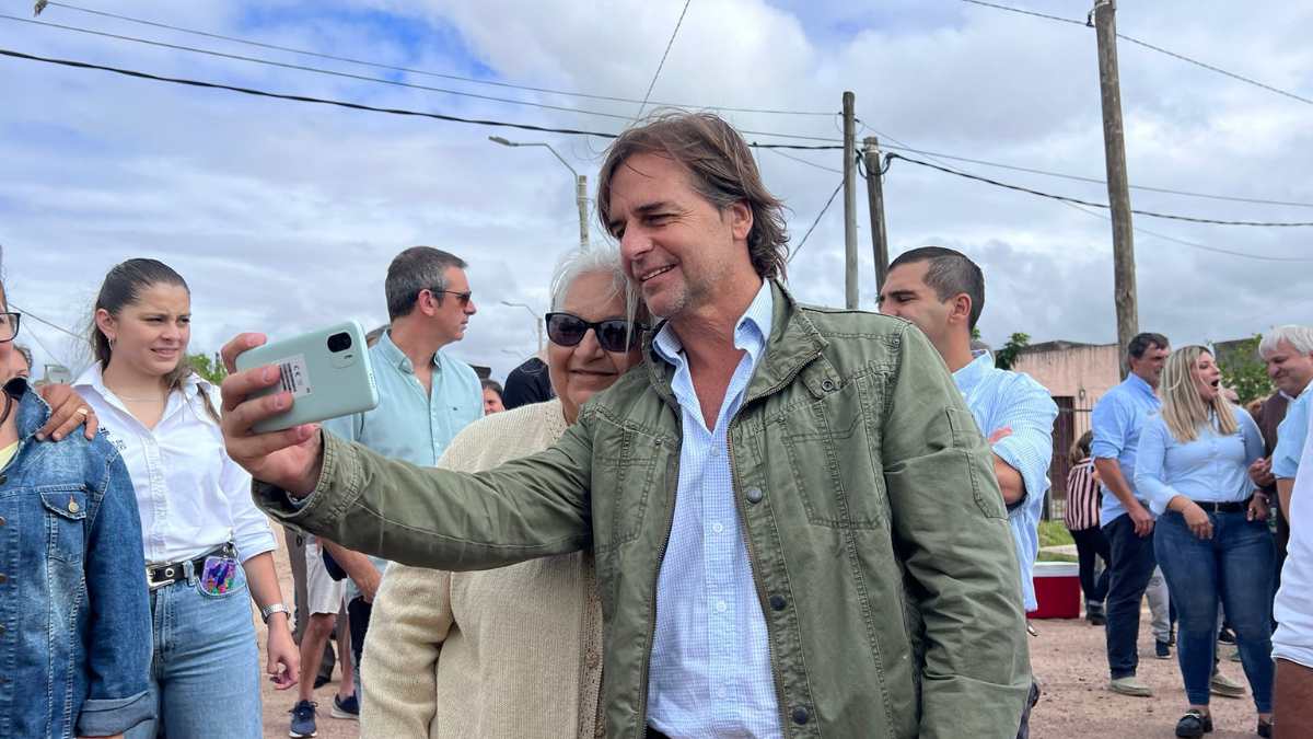 Luis Lacalle Pou firma decreto de ajuste salarial para 2025 para servidores públicos.