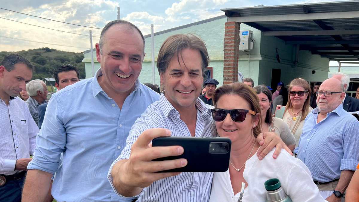 Carlos Albisu en una foto de archivo con Luis Lacalle Pou
