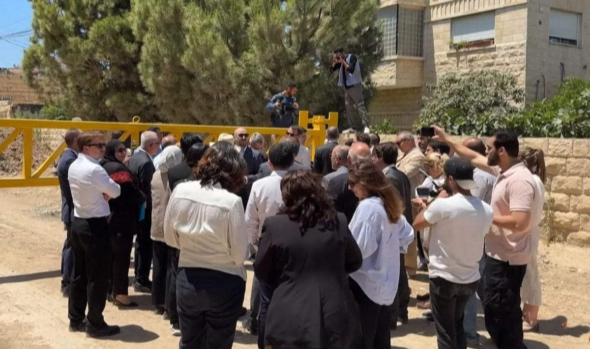 La delegación diplomatica en su encuentro para recorrer el área designada.