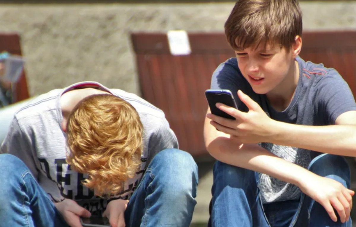 El uso de celulares por parte de los más jóvenes es cada vez más abusivo.