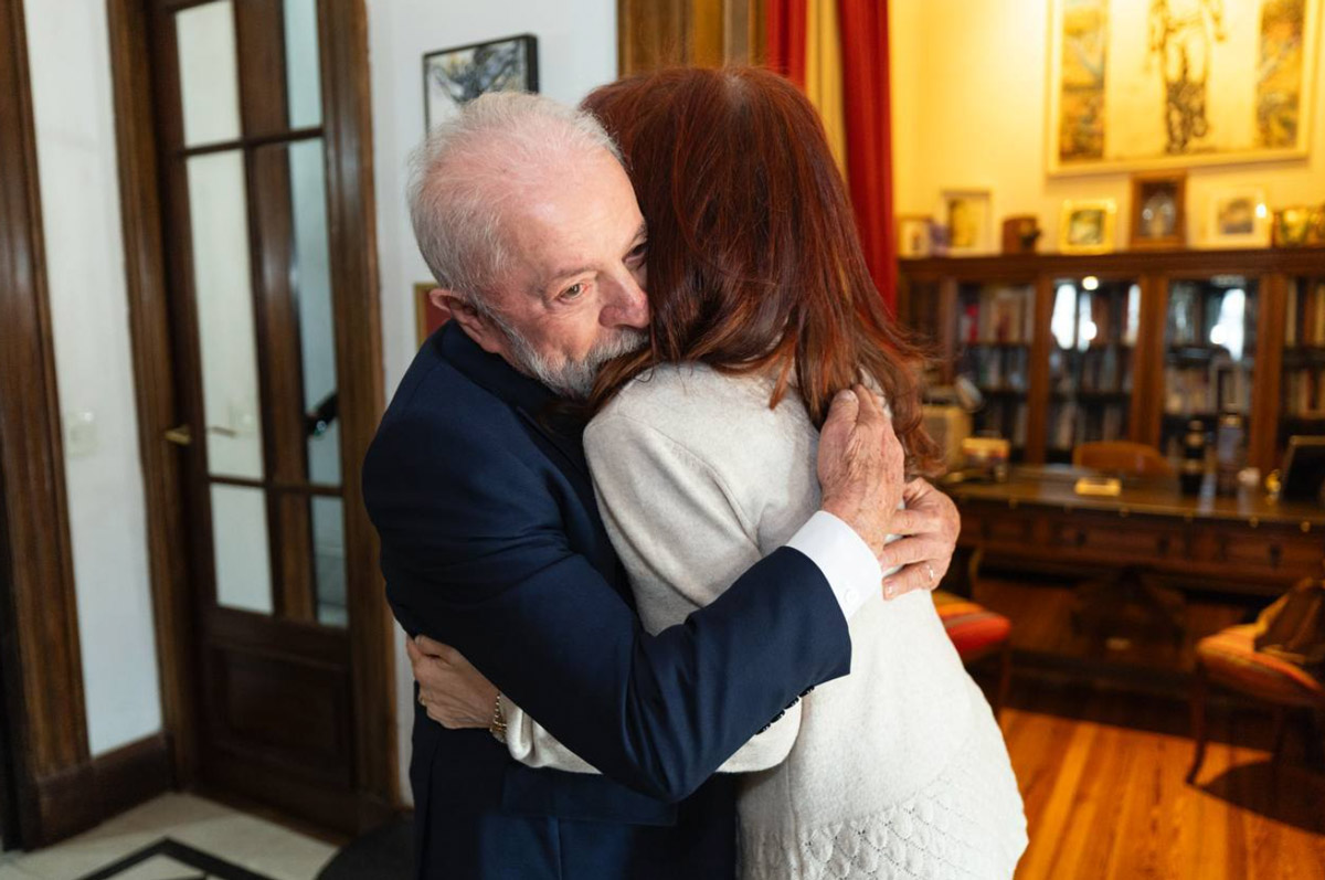 El abrazo del mandatario brasilero y la ex mandataria argentina tras su reencuentro en el departamento de ella.