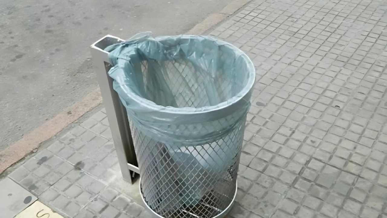 Bergara revierte decisión de Cosse de retirar papeleras de zonas de Montevideo