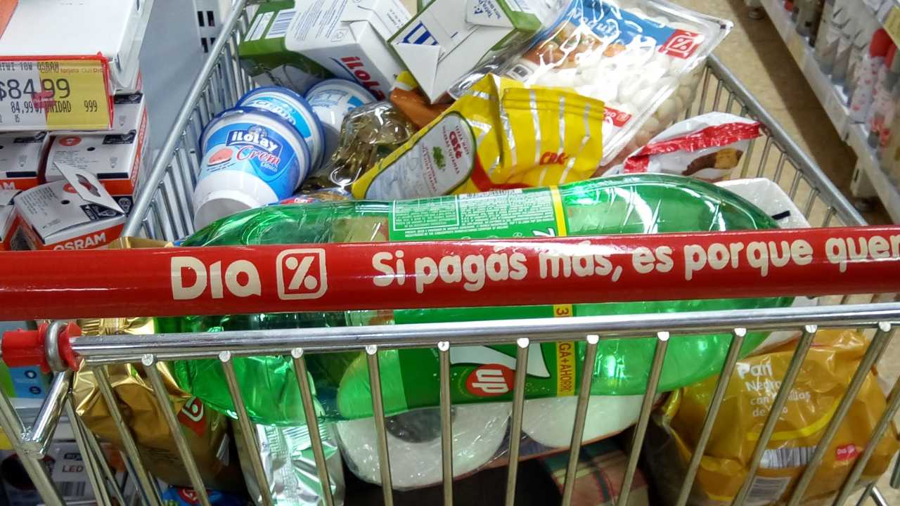Devaluación récord y sus efectos: precios disparados, salarios en caída y un mercado interno en crisis