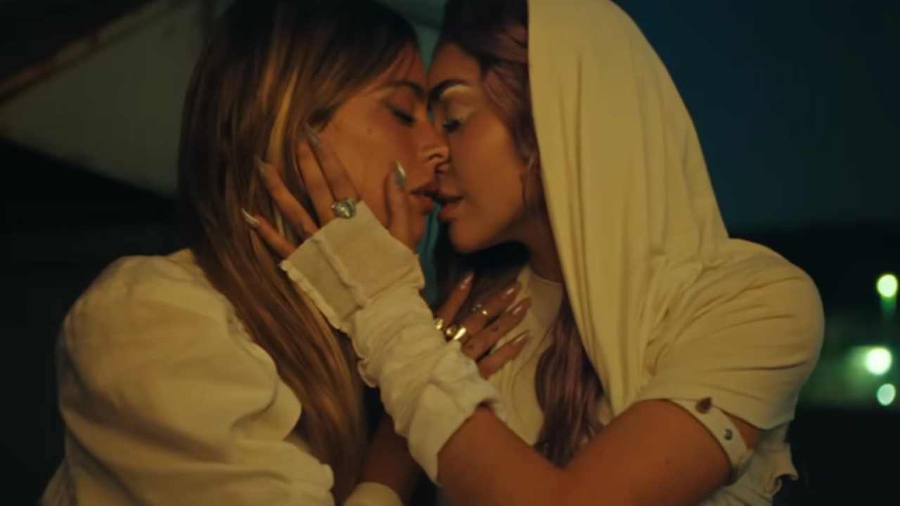 Tini y María Becerra beso hasta que me enamoro