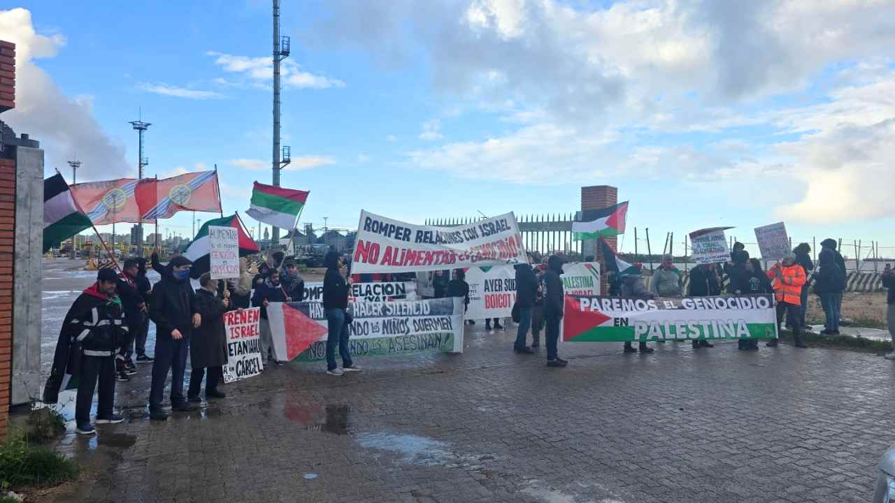 Manifestantes cortan acceso al puerto en protesta por el genocidio en Gaza. Foto: Coordinación por Palestina / Suntma Mercante