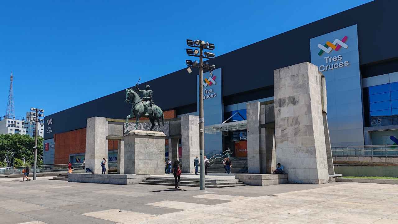 Frente del Tres Cruces Shopping, sobre Boulevard Artigas