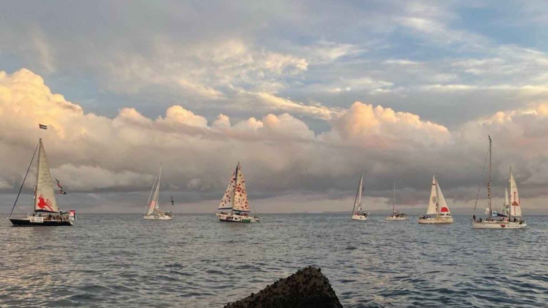 Desde Catania, una coalición internacional lleva medicamentos y voces de solidaridad. Alertas de confrontación crecen mientras la flotilla apunta a Gaza para la próxima semana.
