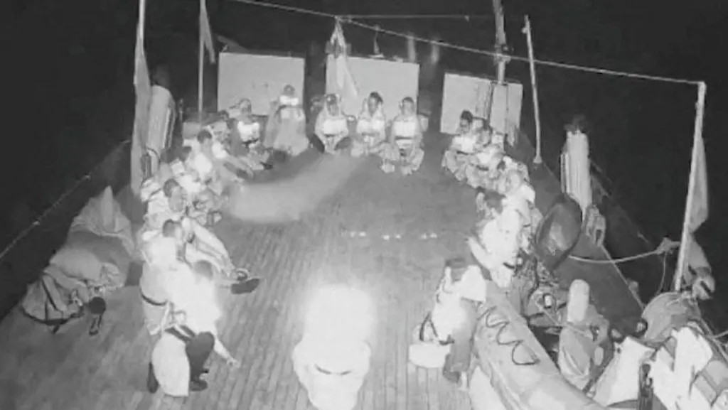 Las imágenes transmitidas en vivo muestran a los miembros de la tripulación del barco Alma sentados en cubierta mientras navegan hacia Gaza