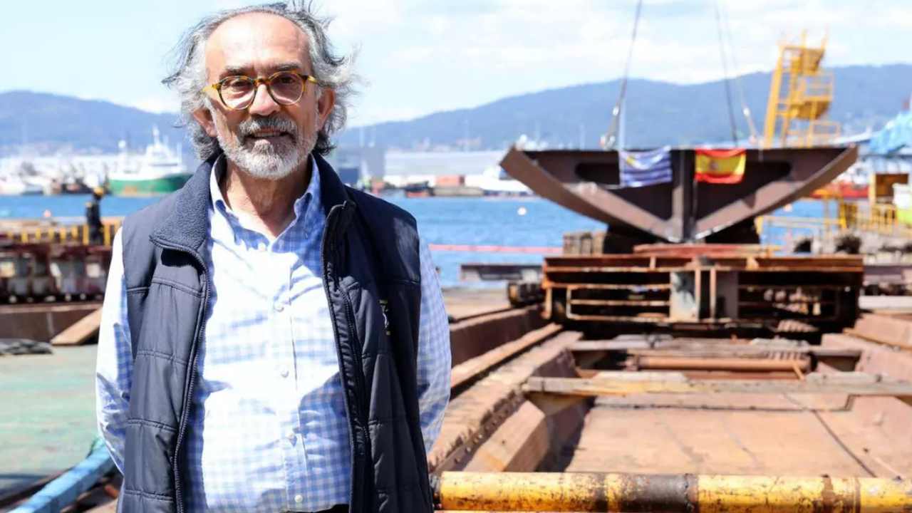 Mario Cardama, con la quilla para el primer OPV de Uruguay al fondo. / Foto de octubre de 2025 cortesía del medio español Faro de Vigo / Jose Lores