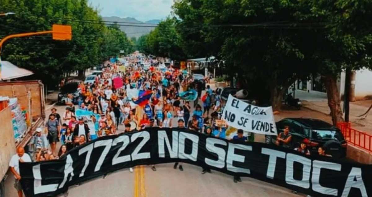 Manifestación en Mendoza en defensa del agua y contra la megaminería.
