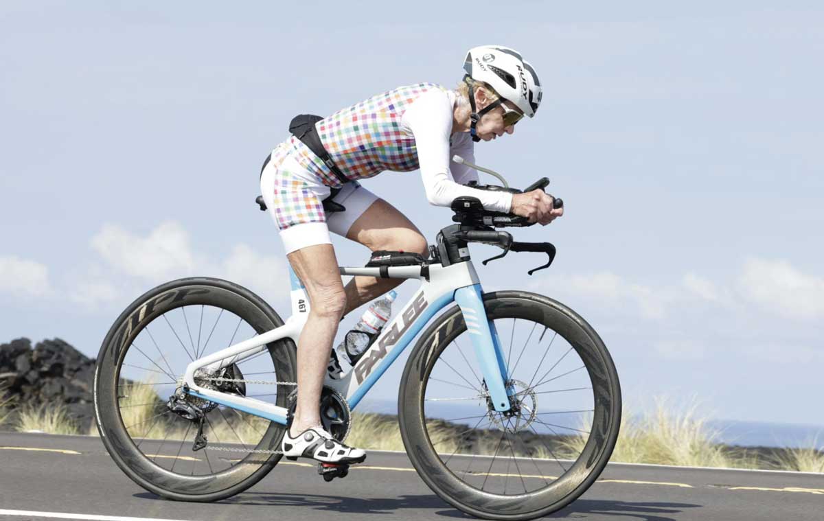 La atleta de 80 años realizando la etapa de bicicleta del triatlón.