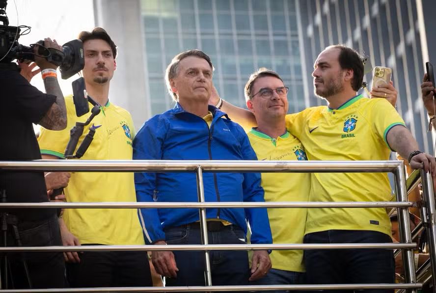 flavio y jair bolsonaro