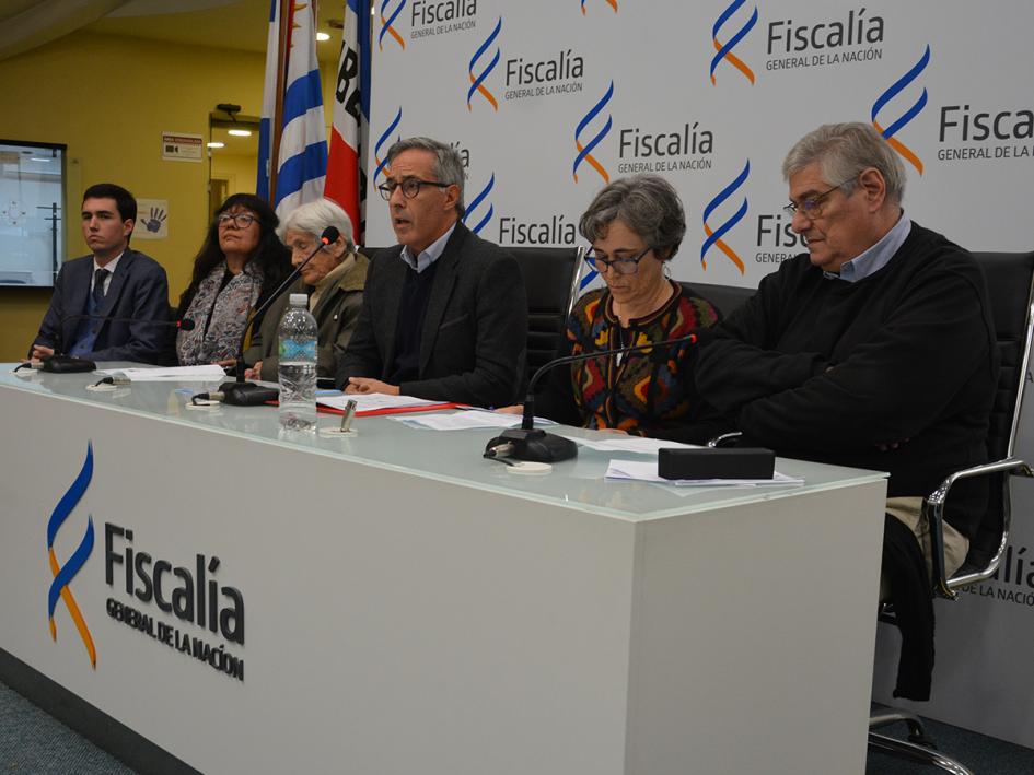 Ricardo Perciballe (centro, frente al micrófono) está a cargo de la Fiscalía Especializada en Crímenes de Lesa Humanidad