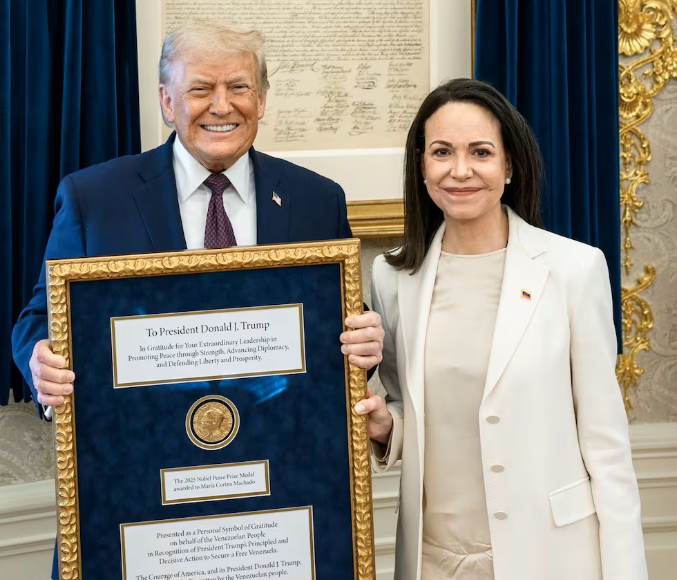 María Corina Machado le “presentó” su Nobel de la Paz a Trump. Desde el comité del premio aclararon que no se puede compartir con quien no lo ganó.
