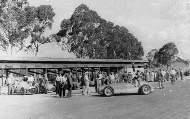 Imagen de archivo (autor desconocido) de los autos listos para la carrera en el Autódromo de Punta Fría