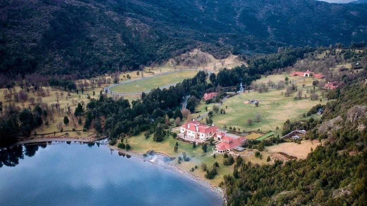 La casa del magnate Joe Lewis junto al Lago Escondido.