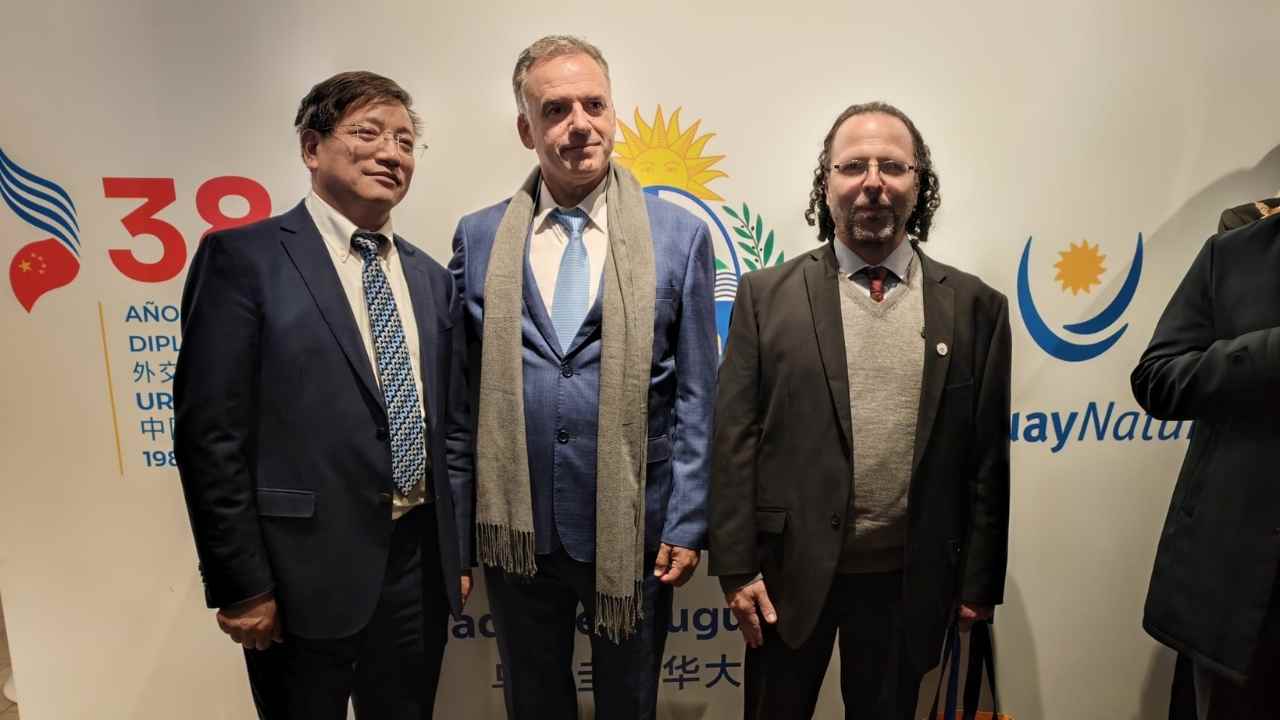 El presidente de la Universidad de Qingdao, Jinyan Hu, el presidente uruguayo, Yamandú Orsi, y el rector de la Universidad de la República, Héctor Cancela en la visita a China de febrero