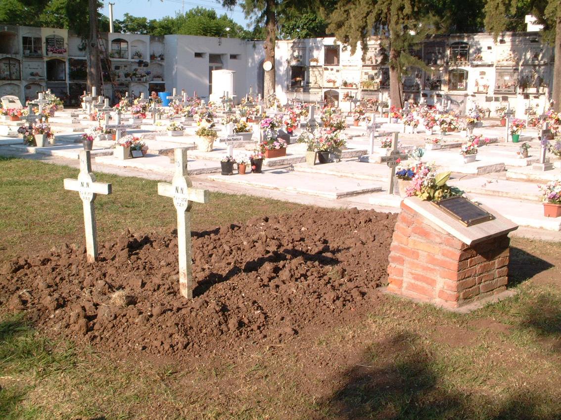 Foto de archivo que muestra tumbas rotuladas como 'N.N', correspondientes a los cuerpos que llegaron a Uruguay traidos por las mareas