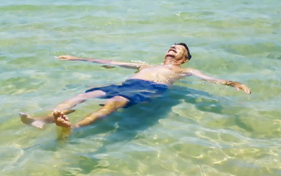 El Semanario Brecha encontró esta foto en 2019. Se le ve flotando en las cálidas aguas de una playa de Brasil