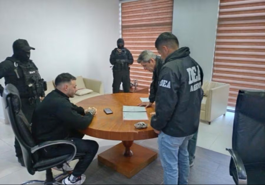 Foto difundida por las autoridades de Bolivia en donde se ve a Marset siendo procresado