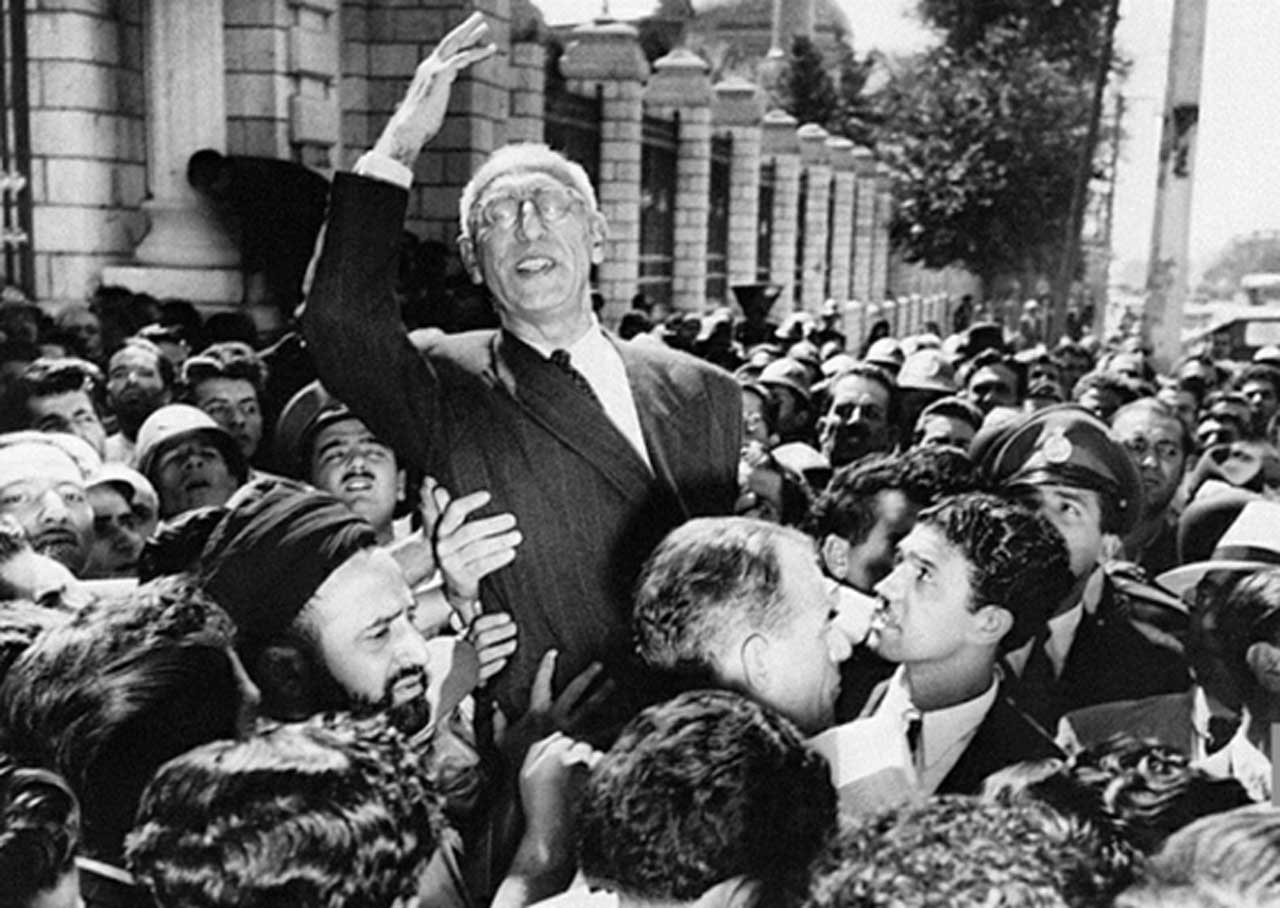 Mohammad Mossadegh, el primer presidente electo democraticamente en Irán, siendo celebrado por la multitud, luego de nacionalizar la empresa petrolera Anglo-Iranian.