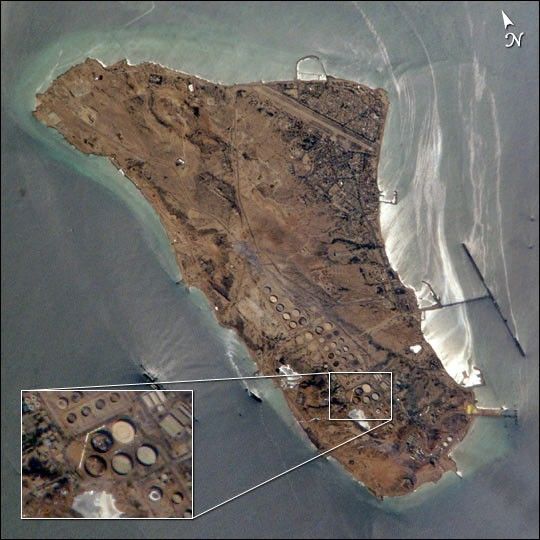 La isla de Kharg es el más importante enclave petrolero de Irán. Foto: NASA