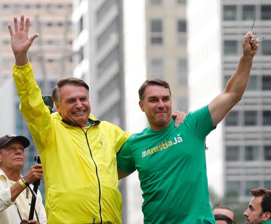 Flávio Bolsonaro recibió la batuta de su padre para llevar de vuelta la extrema derecha religiosa a Brasil. Foto: X / Flávio Bolsonaro