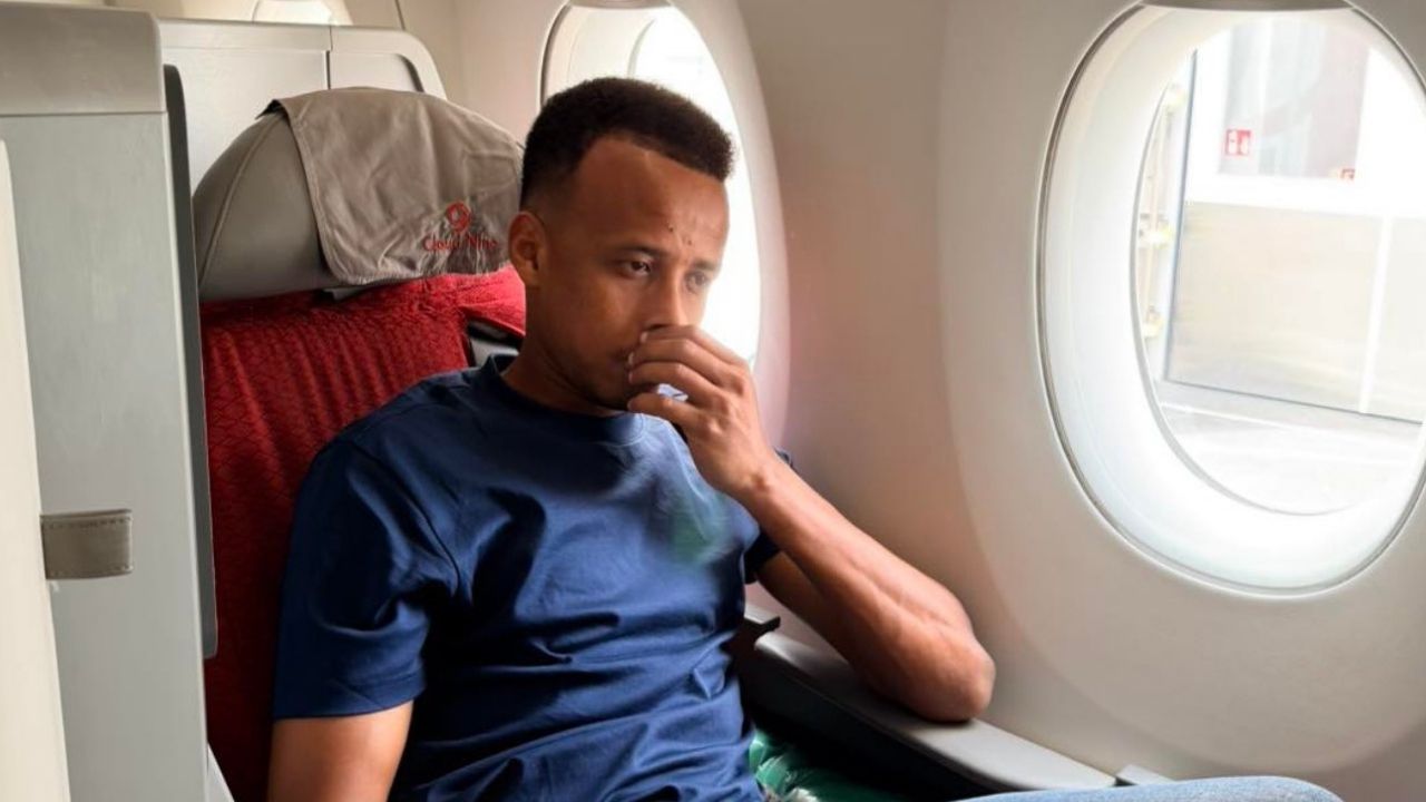 Omar Abdulkadir Artan durante su viaje de regreso tras ser expulsado de Estados Unidos