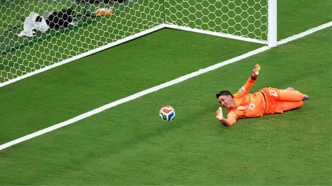 La pelota se le safó de las manos a Muslera en el encuentro ante España