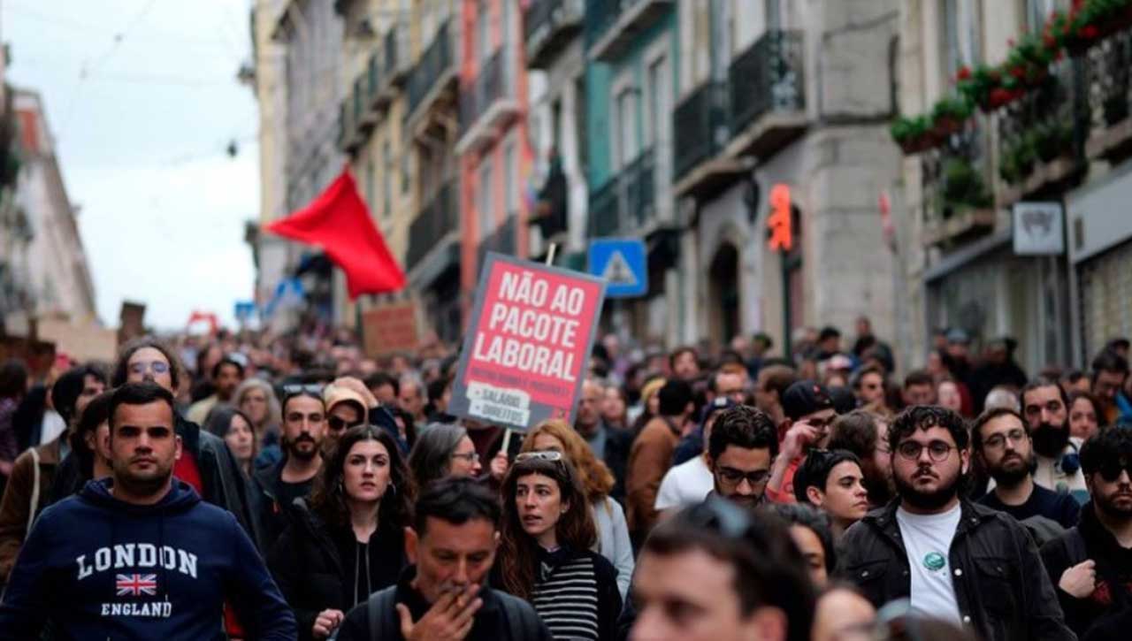 Manifestantes en Portugal en contra del Paquete Laboral que precarizaría a los trabajadores.