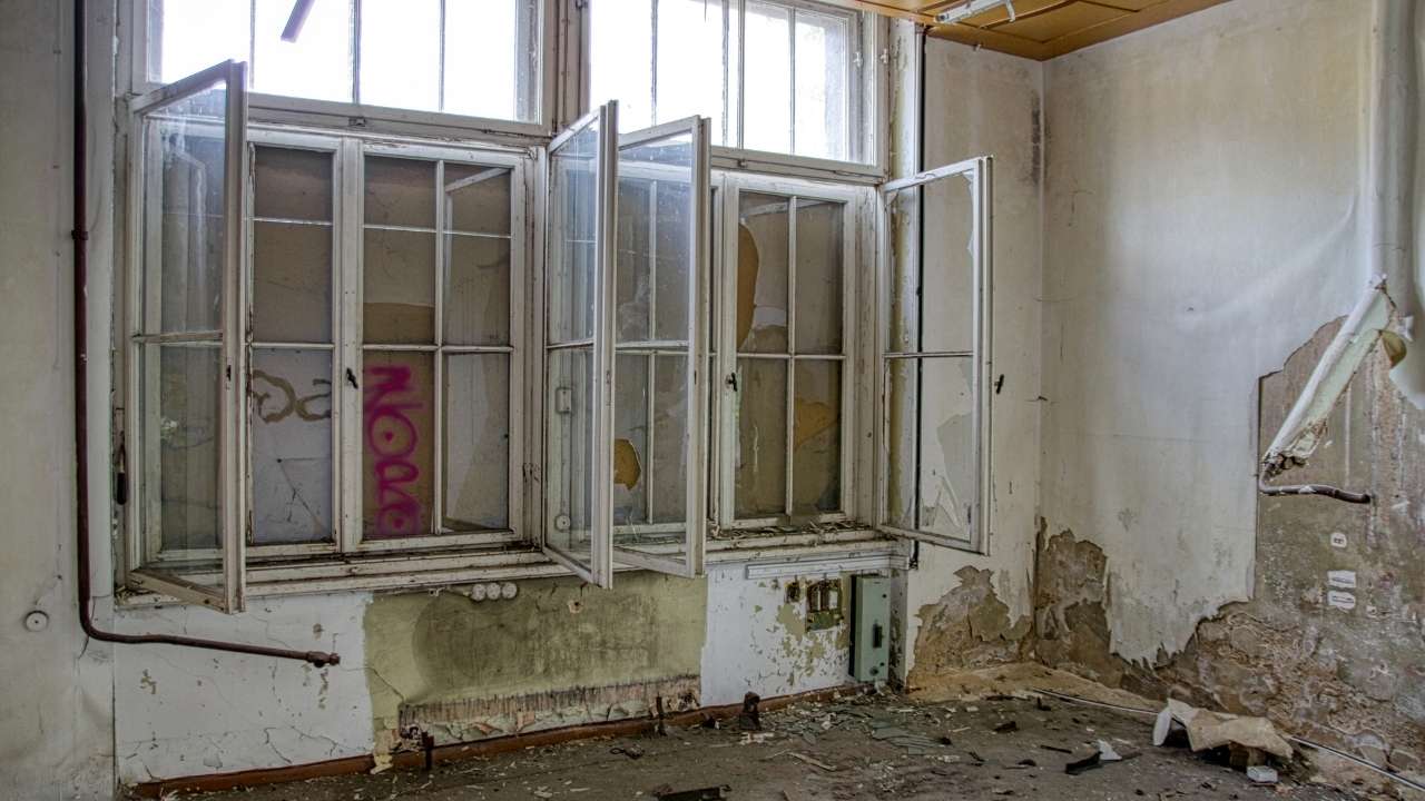 Nueva ley permite a intendencias tomar posesión urgente de inmuebles abandonados con deuda, sin esperar indemnización definitiva