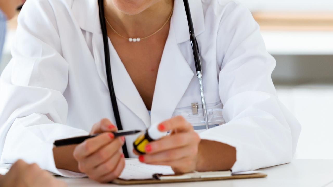 Según la investigación, la médica no concluyó su grado en Cardiología