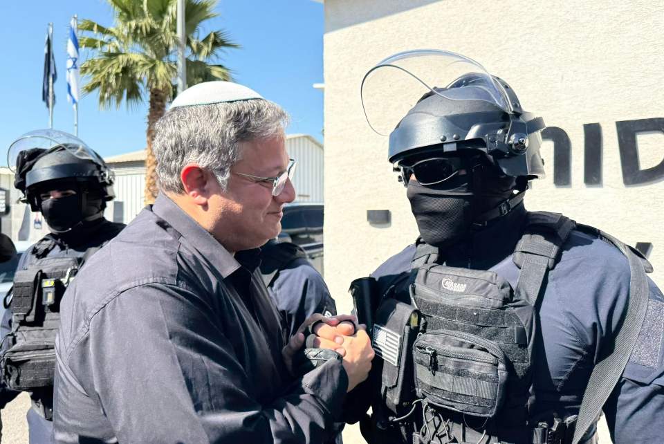 Itamar Ben Gvir saludando a un soldado israelí en una foto de archivo